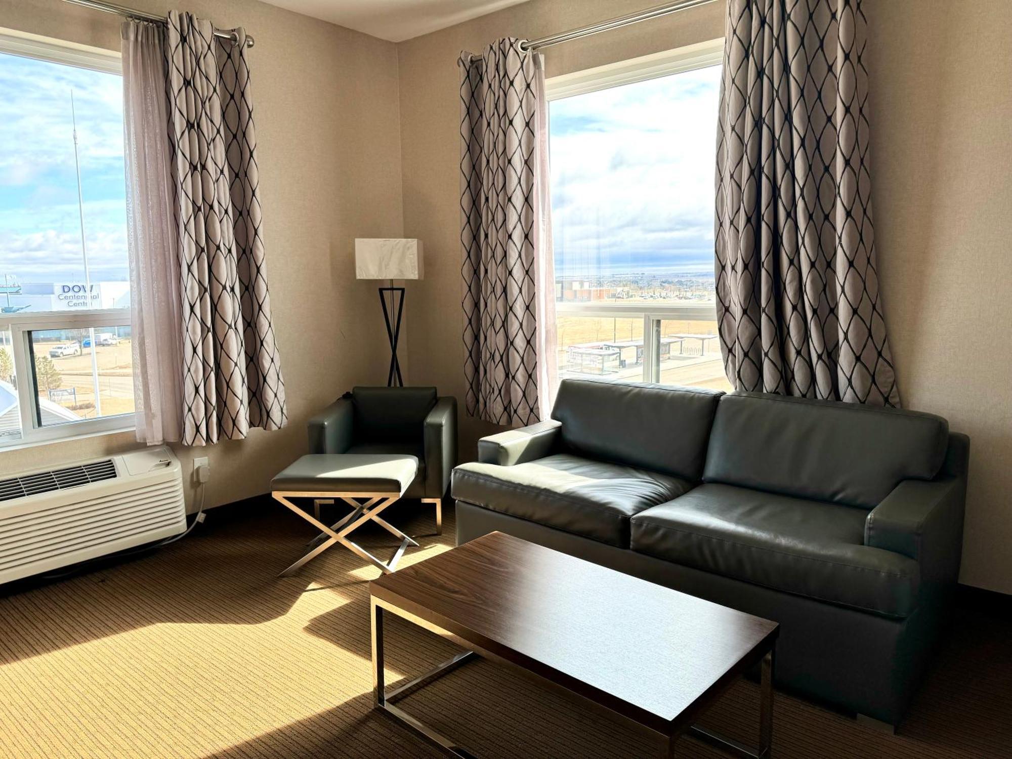 Southfort Inn Fort Saskatchewan Экстерьер фото