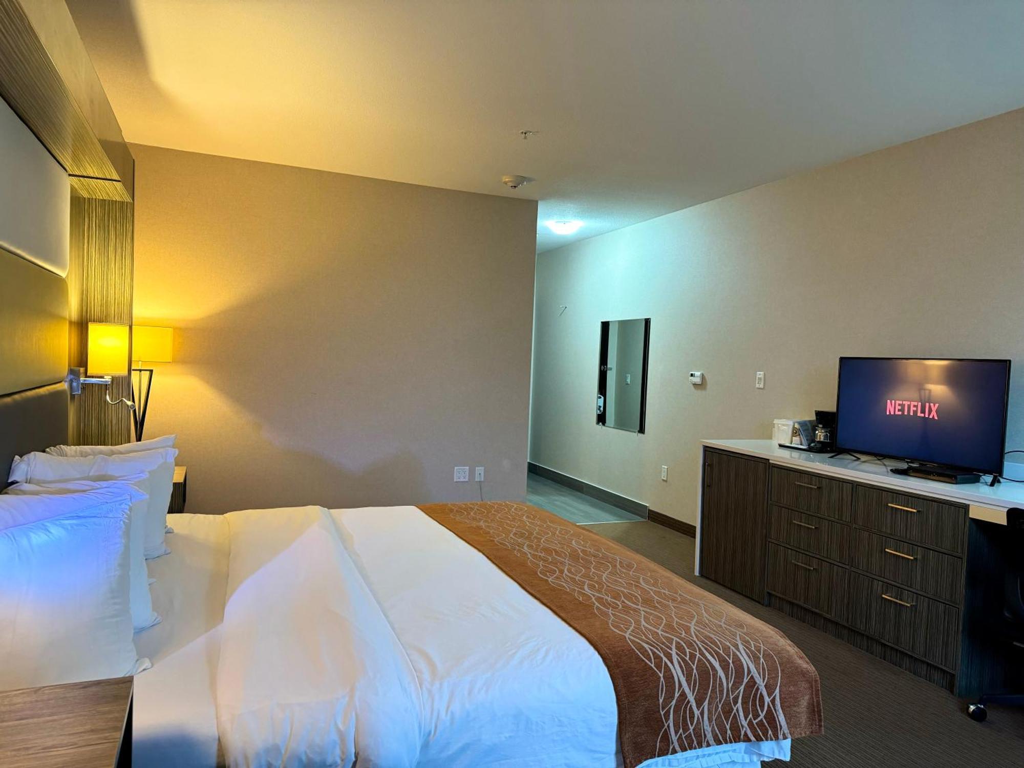 Southfort Inn Fort Saskatchewan Экстерьер фото
